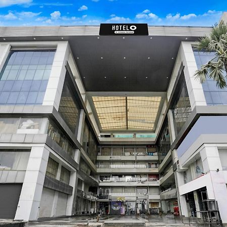 Super Hotel O Vip Road Formerly Hotel Lotus Surat Bagian luar foto