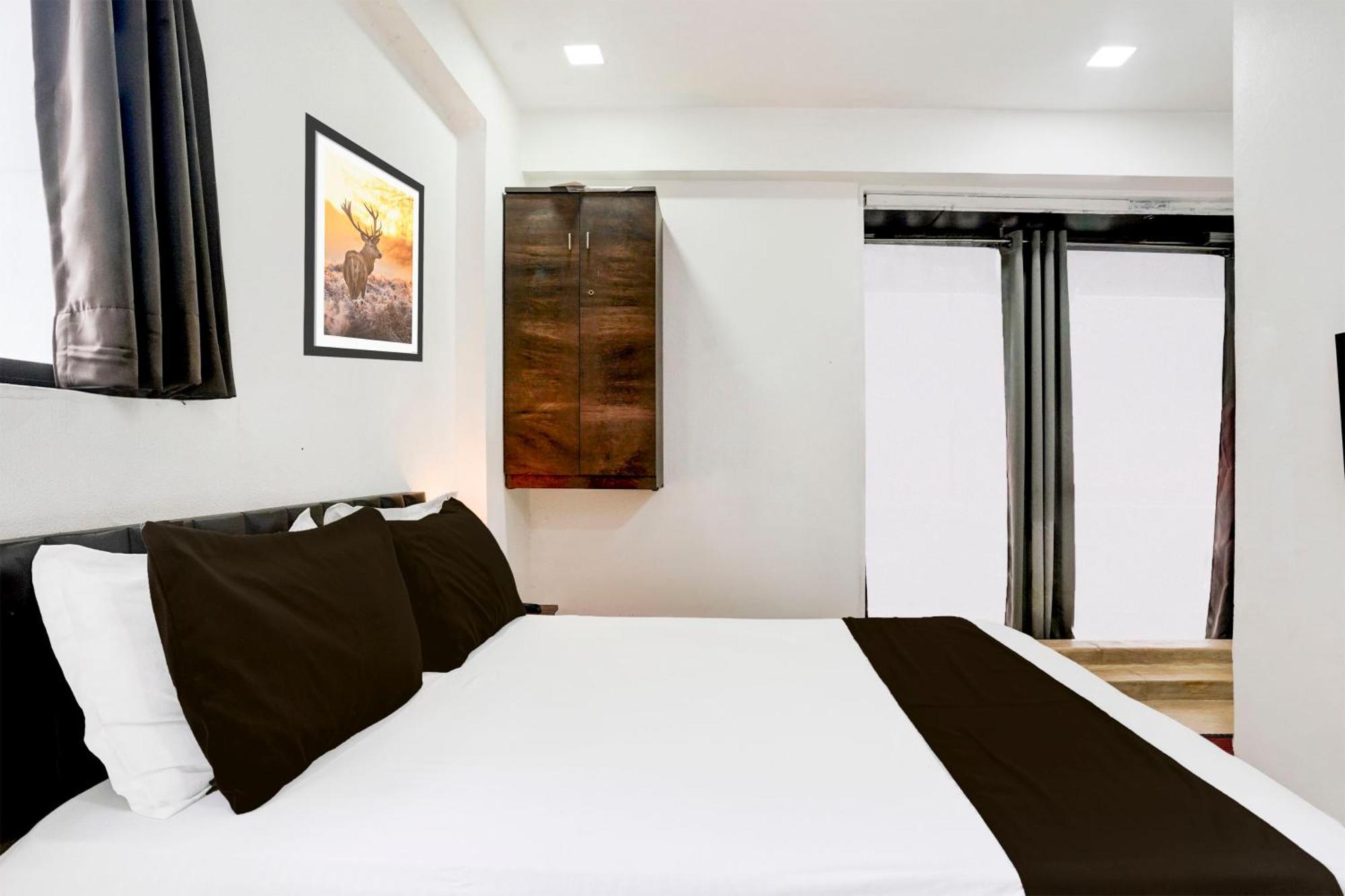 Super Hotel O Vip Road Formerly Hotel Lotus Surat Bagian luar foto