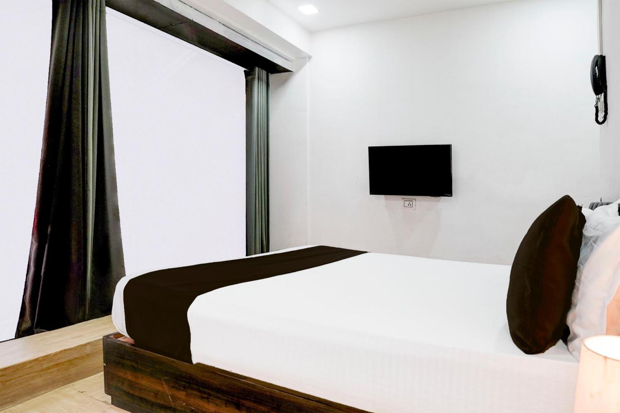 Super Hotel O Vip Road Formerly Hotel Lotus Surat Bagian luar foto