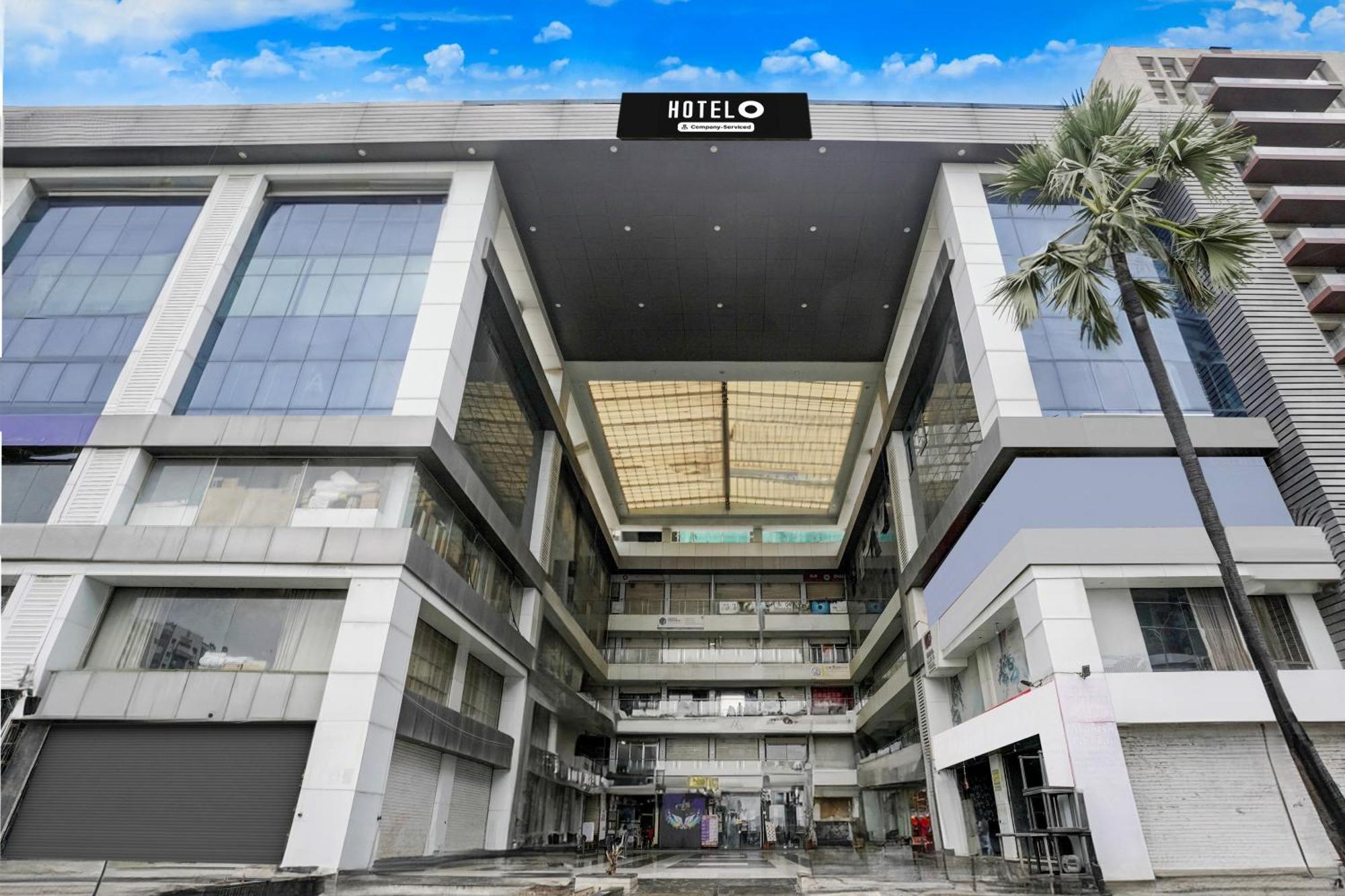 Super Hotel O Vip Road Formerly Hotel Lotus Surat Bagian luar foto