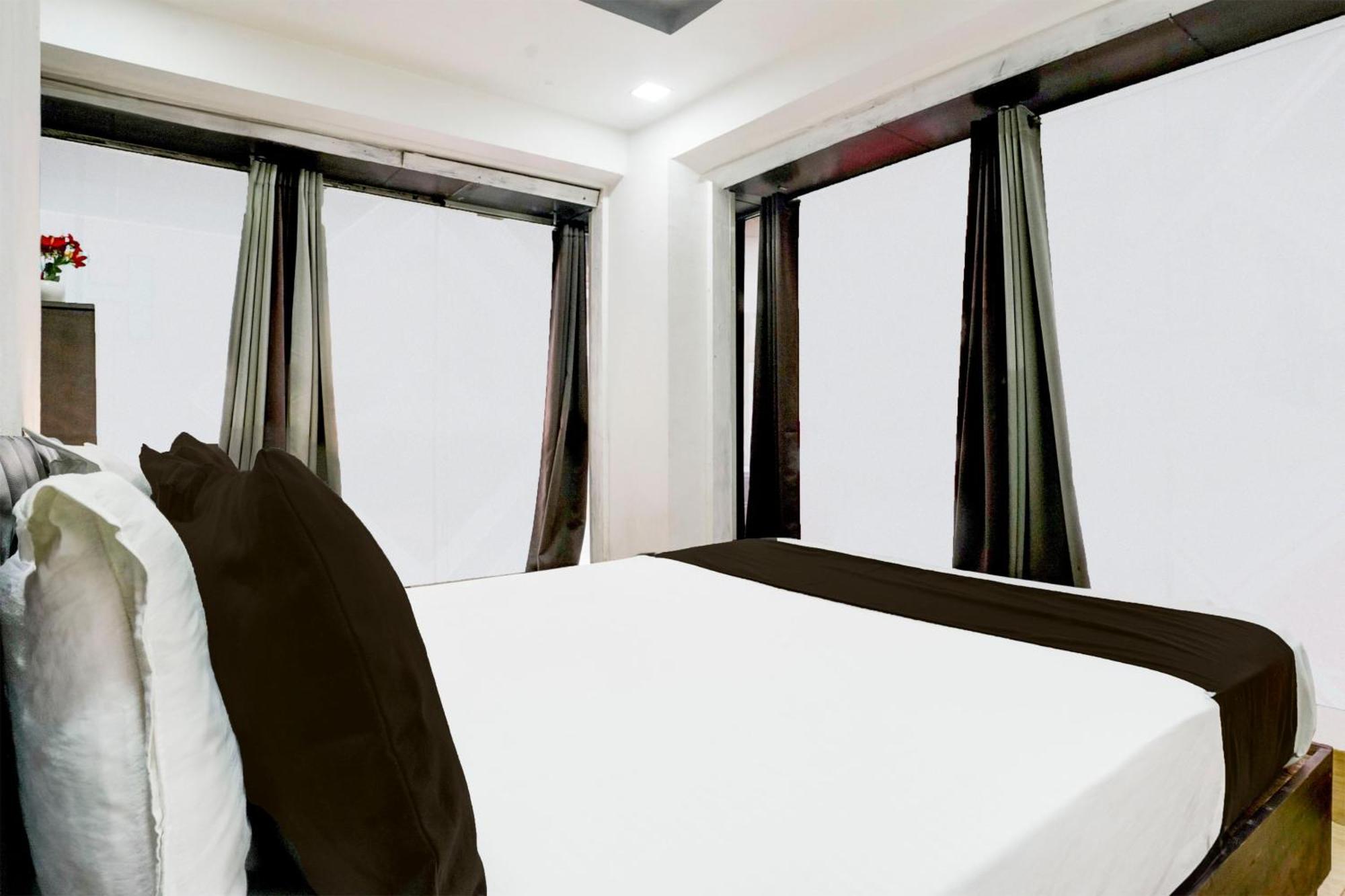 Super Hotel O Vip Road Formerly Hotel Lotus Surat Bagian luar foto