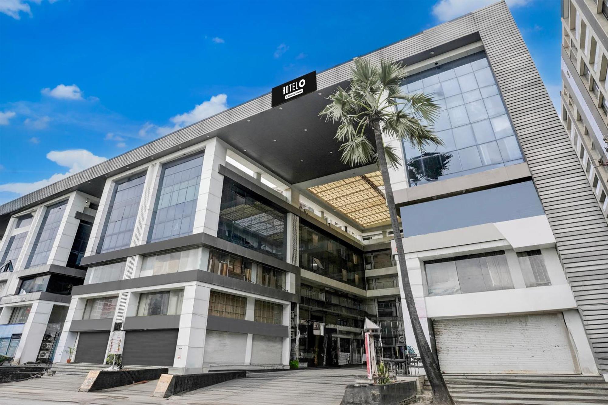 Super Hotel O Vip Road Formerly Hotel Lotus Surat Bagian luar foto