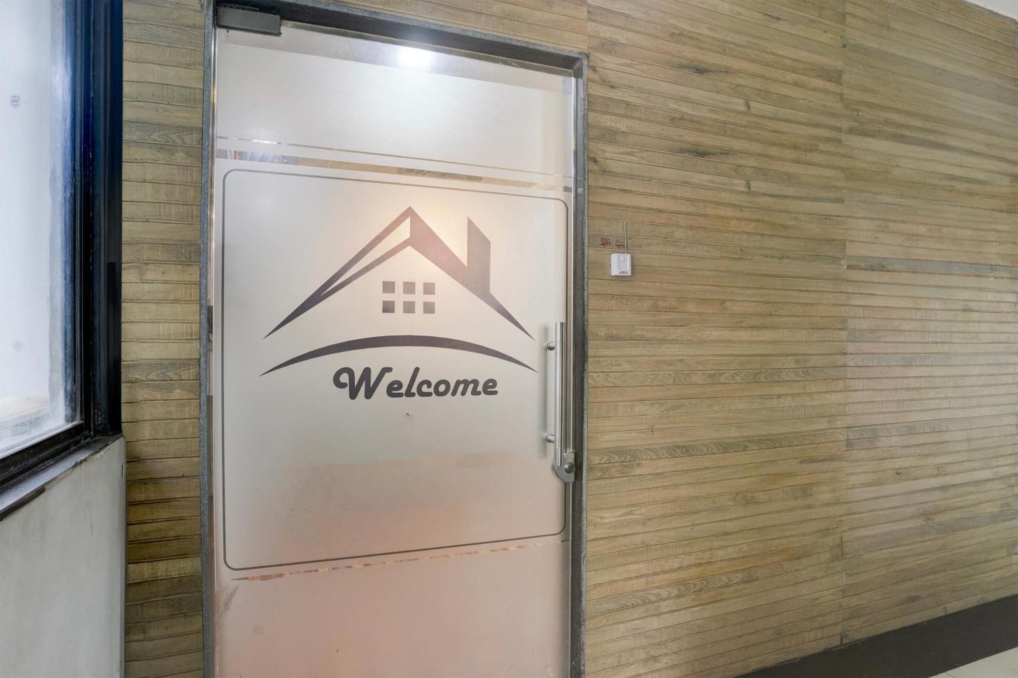 Super Hotel O Vip Road Formerly Hotel Lotus Surat Bagian luar foto